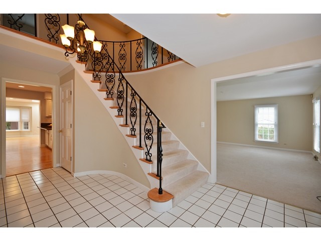 2001 Somerset Ln, Wheaton, IL 60189 photo 2