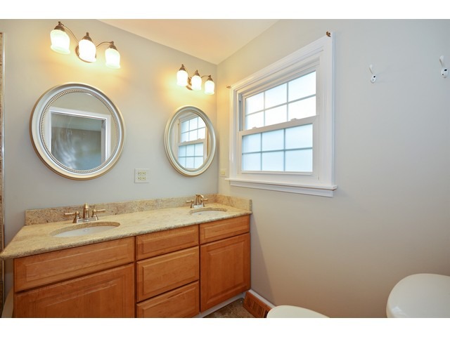 2001 Somerset Ln, Wheaton, IL 60189 photo 13