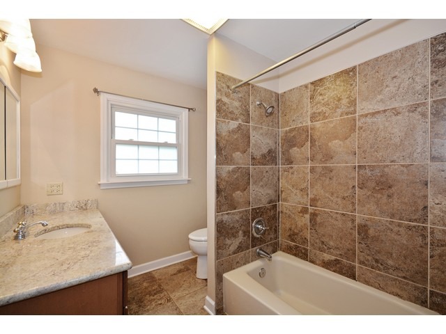 2001 Somerset Ln, Wheaton, IL 60189 photo 17