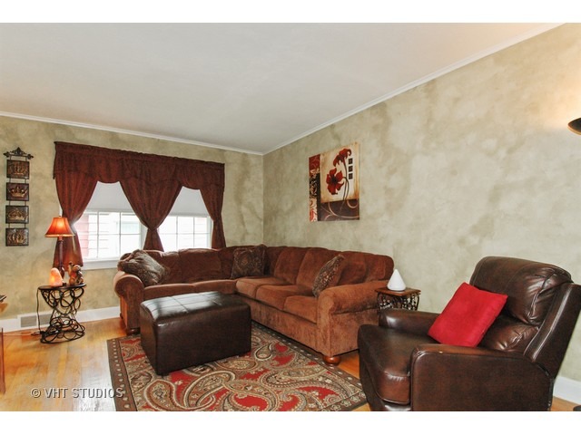 112 S Worth Ave, Elgin, IL 60123 photo 4