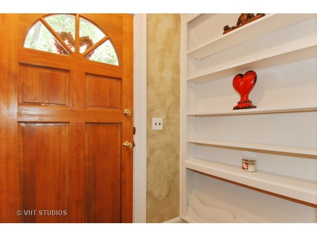112 S Worth Ave, Elgin, IL 60123 photo 2
