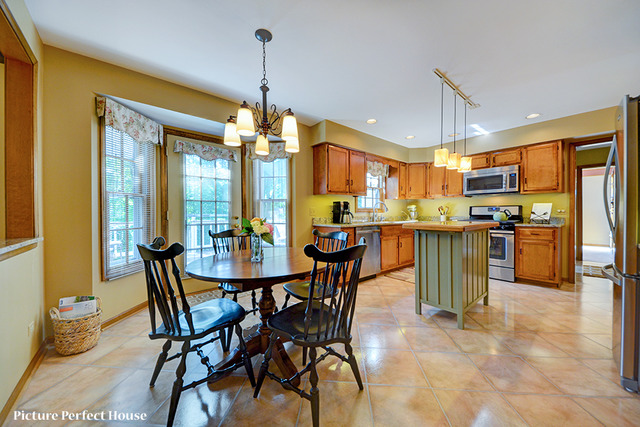 1844 Ranchview Dr, Naperville, IL 60565 photo 4