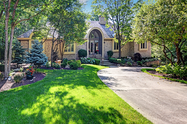 125 Oak Ridge Dr E, Burr Ridge, IL 60527 photo 1