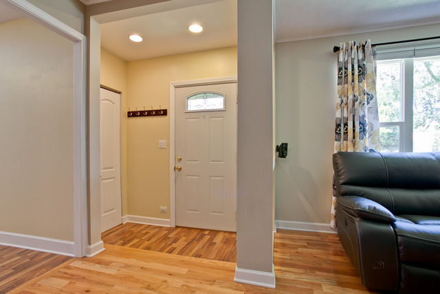 619 E Merle Ln, Wheeling, IL 60090 photo 2