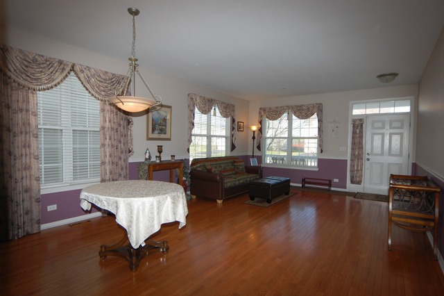 1787 Barnett Ln, Bartlett, IL 60103 photo 2