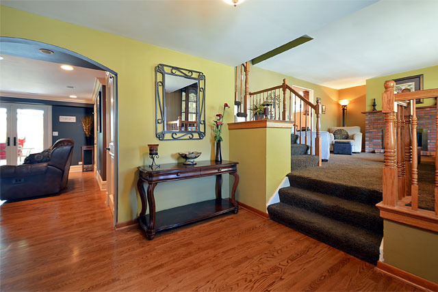 3840 N Firestone Dr, Hoffman Estates, IL 60192 photo 2