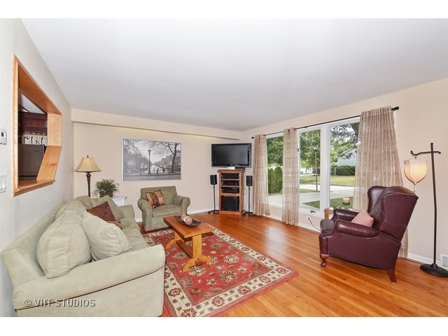 752 N Adele St, Elmhurst, IL 60126 photo 2