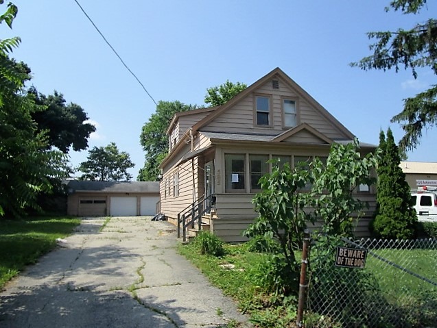 585 Page Ave, Elgin, IL 60120 photo 4