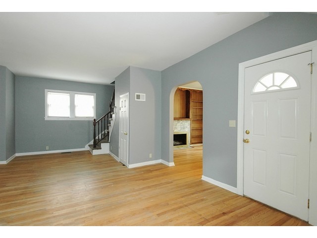36 S Union St, Elgin, IL 60123 photo 2