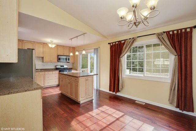 4411 Bayside Cir, Hoffman Estates, IL 60192 photo 3
