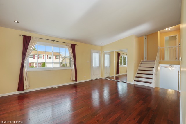4411 Bayside Cir, Hoffman Estates, IL 60192 photo 2