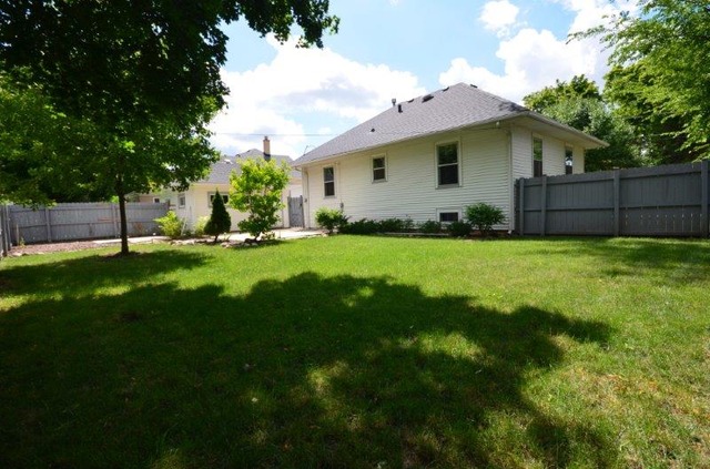 466 Standish St, Elgin, IL 60123 photo 2