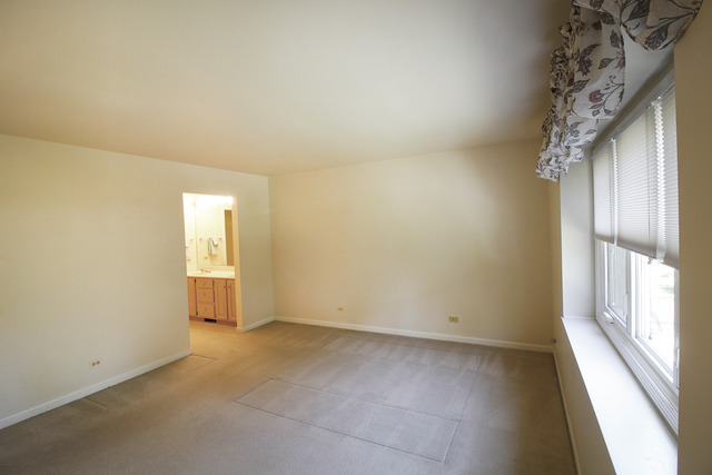 2130 Hallmark Ct, Wheaton, IL 60187 photo 8