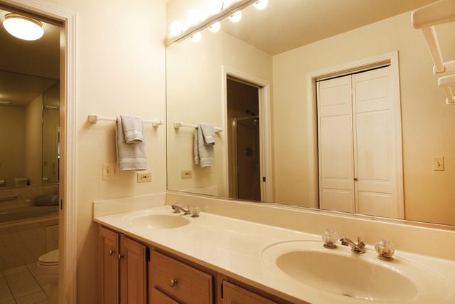 2130 Hallmark Ct, Wheaton, IL 60187 photo 9