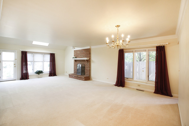 2130 Hallmark Ct, Wheaton, IL 60187 photo 2