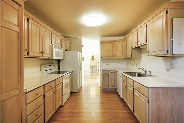 2130 Hallmark Ct, Wheaton, IL 60187 photo 5