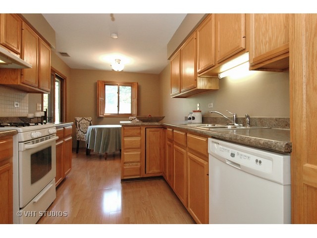 685 Waverly Dr #D, Elgin, IL 60120 photo 3