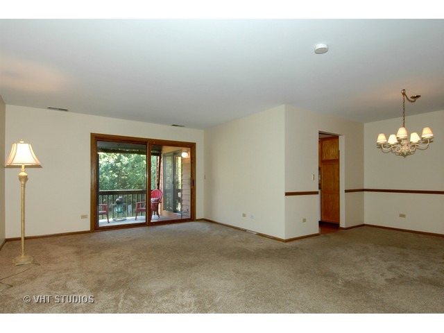 685 Waverly Dr #D, Elgin, IL 60120 photo 2