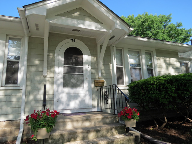718 Bangs St, Aurora, IL 60505 photo 1