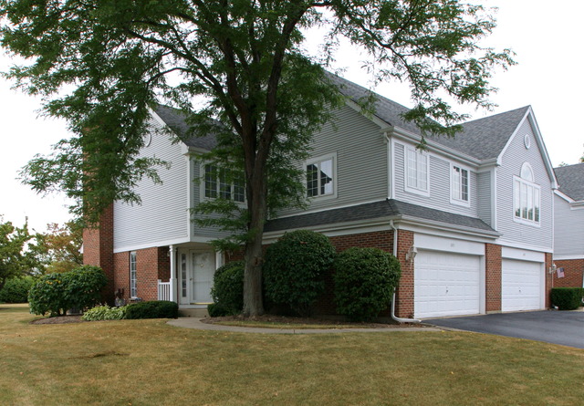 695 Monroe Dr, Lindenhurst, IL 60046 photo 1