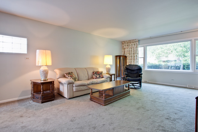 1037 Willson Dr, Des Plaines, IL 60016 photo 4