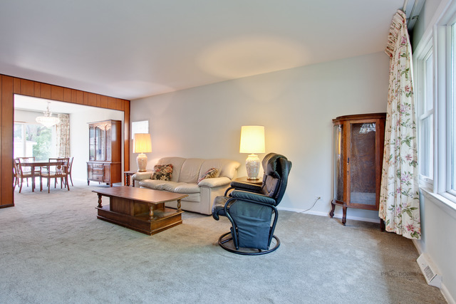 1037 Willson Dr, Des Plaines, IL 60016 photo 3