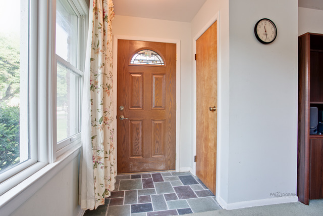 1037 Willson Dr, Des Plaines, IL 60016 photo 2