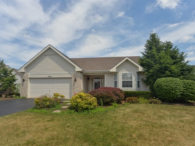 1922 Olde Mill Ln, Mchenry, IL 60050 photo 1