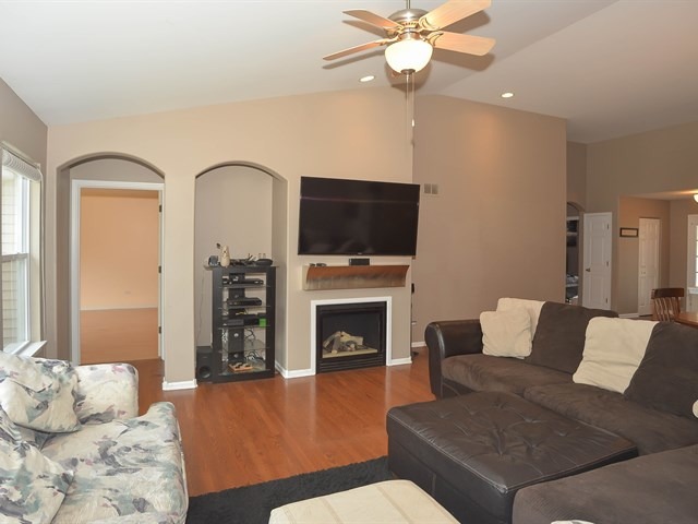 1922 Olde Mill Ln, Mchenry, IL 60050 photo 5