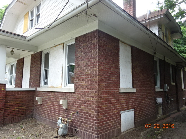 211 Channing Ct, Elgin, IL 60120 photo 2