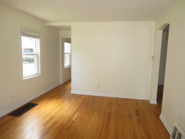 317 E Golf Rd, Des Plaines, IL 60016 photo 3