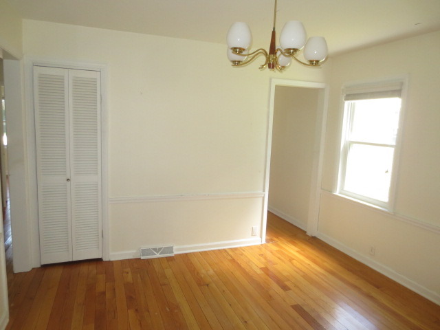 317 E Golf Rd, Des Plaines, IL 60016 photo 4