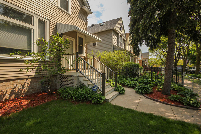 1746 W Pratt Blvd, Chicago, IL 60626 photo 2