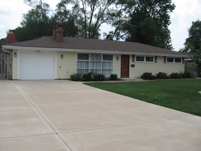 820 Bridle Ln, Wheaton, IL 60187 photo 1