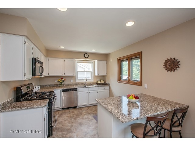 200 Foxmoor Rd, Fox River Grove, IL 60021 photo 3