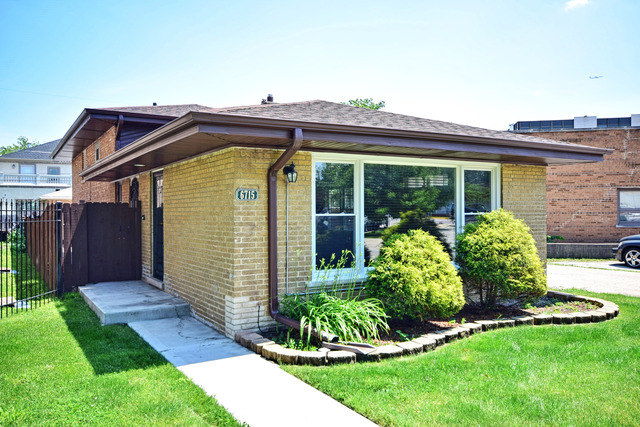 6715 N Harding Ave, Lincolnwood, IL 60712 photo 1
