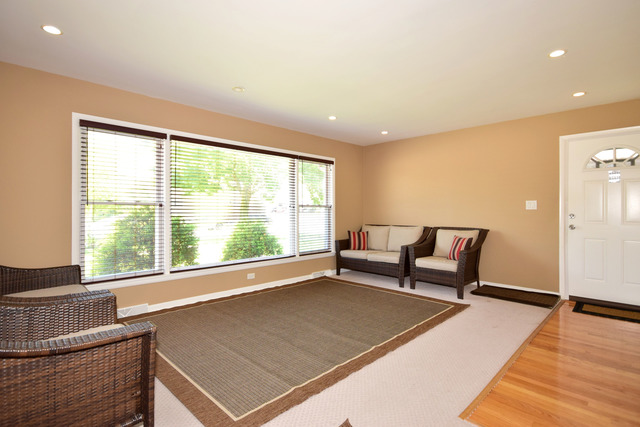 6715 N Harding Ave, Lincolnwood, IL 60712 photo 2