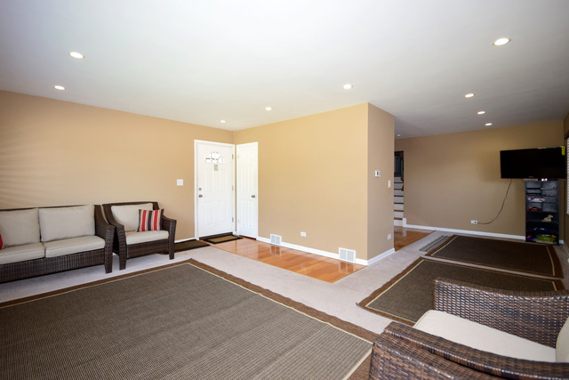 6715 N Harding Ave, Lincolnwood, IL 60712 photo 3