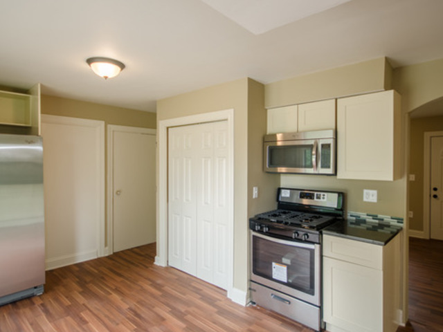 830 Post Ln, Streamwood, IL 60107 photo 3