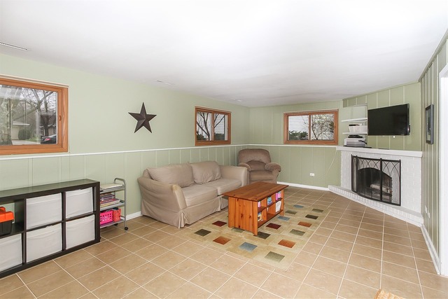 176 Westgate Dr, Elgin, IL 60123 photo 9
