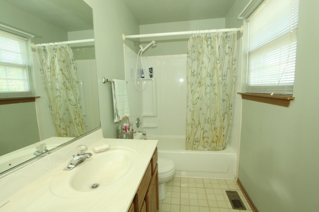 2005 Birch Ln, Mchenry, IL 60050 photo 18
