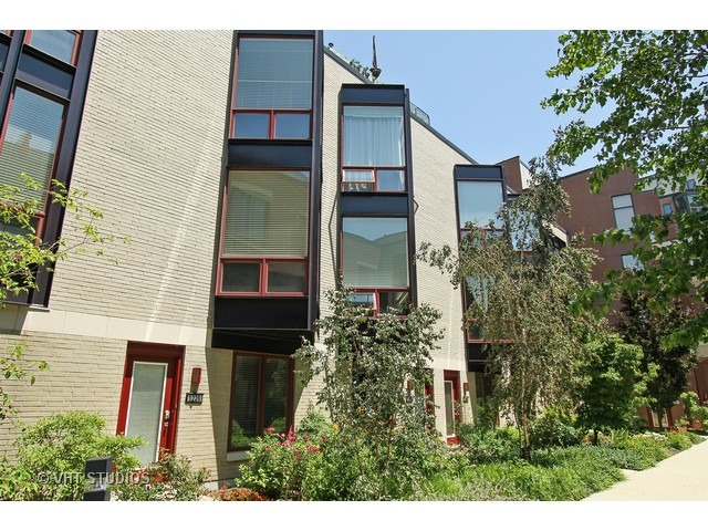 1226 W Cottage Pl, Chicago, IL 60607 photo 1