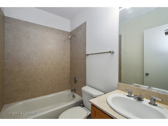 1226 W Cottage Pl, Chicago, IL 60607 photo 16