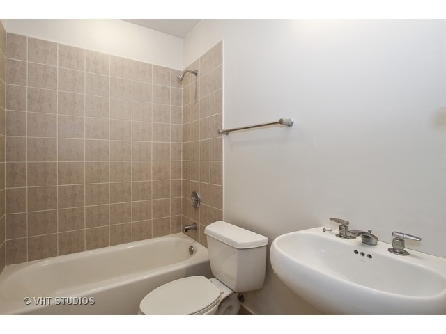 1226 W Cottage Pl, Chicago, IL 60607 photo 4
