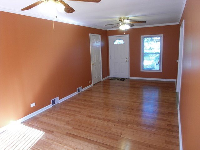 1060 Ash Rd, Hoffman Estates, IL 60169 photo 3