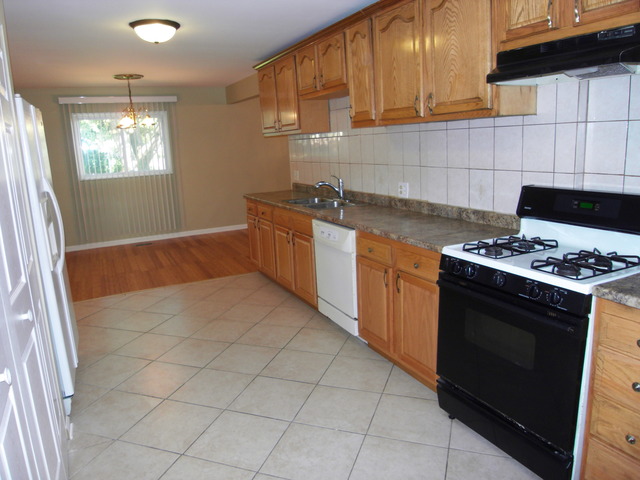 1060 Ash Rd, Hoffman Estates, IL 60169 photo 8