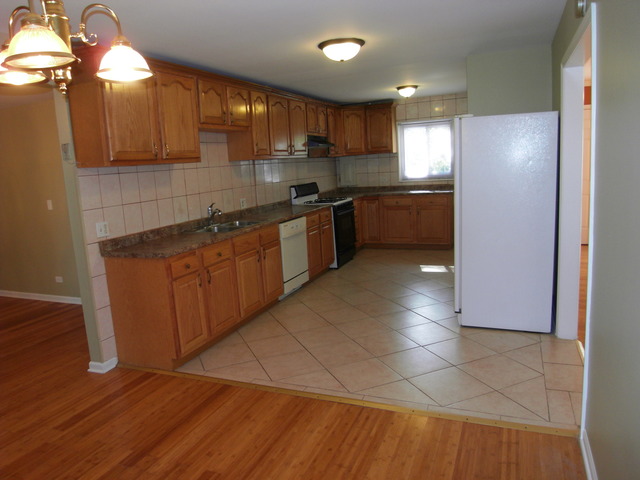 1060 Ash Rd, Hoffman Estates, IL 60169 photo 6