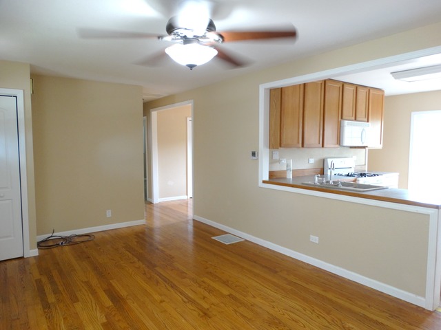 921 E 1st St, Lockport, IL 60441 photo 2