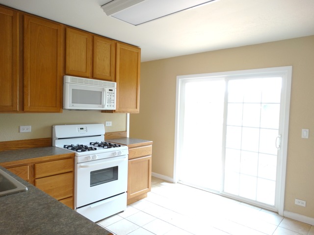 921 E 1st St, Lockport, IL 60441 photo 4
