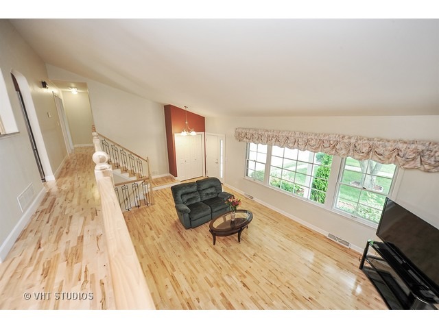 1756 E Corktree Ln, Mount Prospect, IL 60056 photo 2